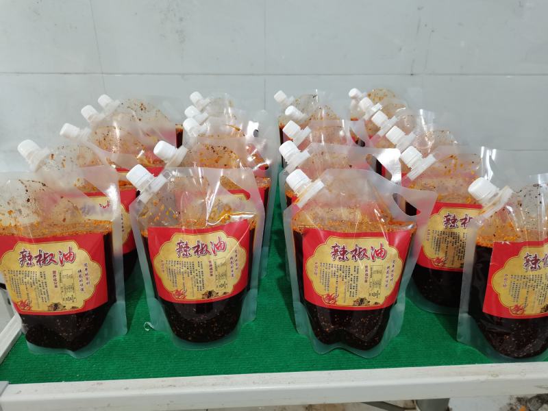 红油辣椒油火锅，蘸料，冒菜，冷锅