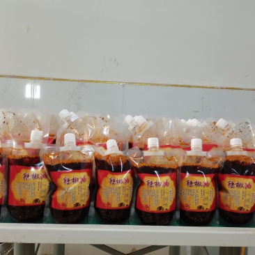 红油辣椒油火锅，蘸料，冒菜，冷锅