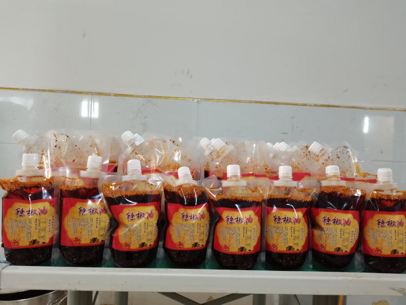 红油辣椒油火锅，蘸料，冒菜，冷锅