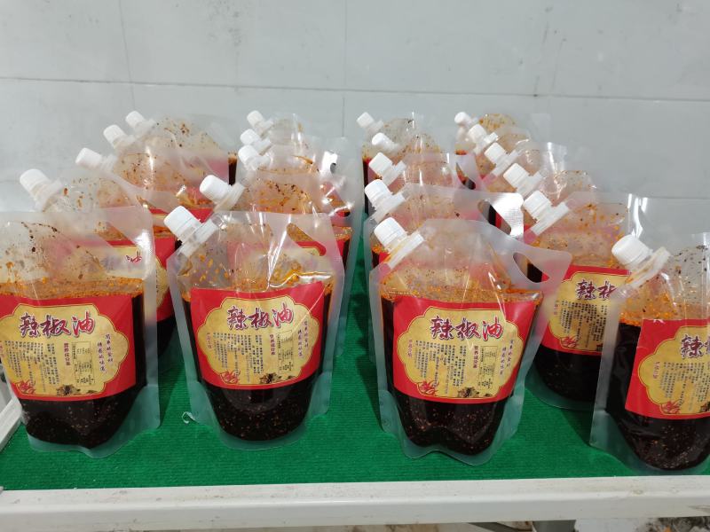 红油辣椒油火锅，蘸料，冒菜，冷锅