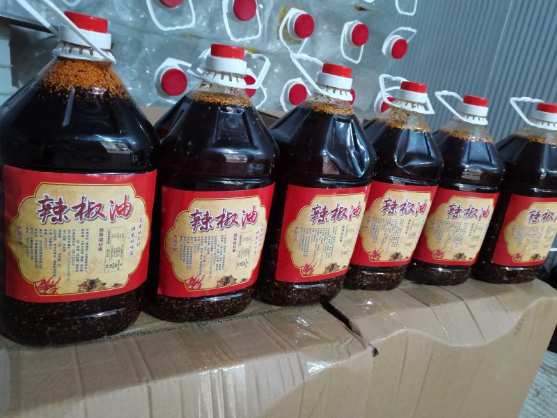 红油辣椒油火锅，蘸料，冒菜，冷锅