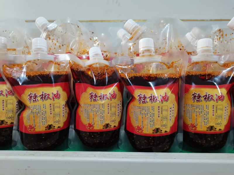红油辣椒油火锅，蘸料，冒菜，冷锅
