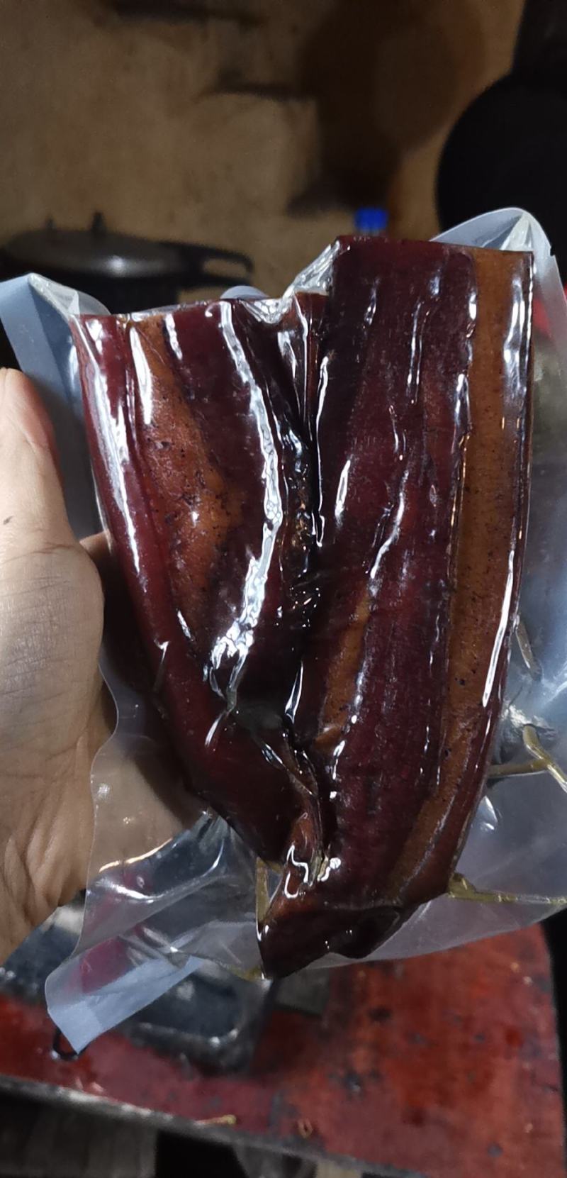 柴火熏制的苗家腊肉。