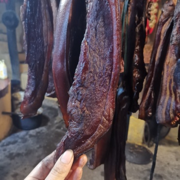柴火熏制的苗家腊肉。