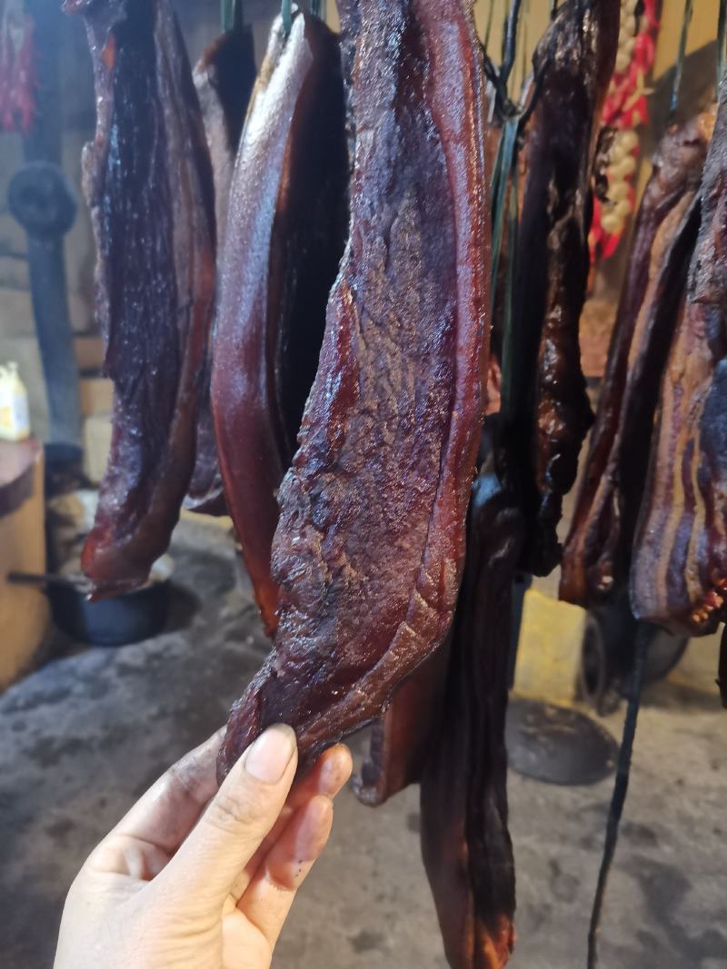 柴火熏制的苗家腊肉。