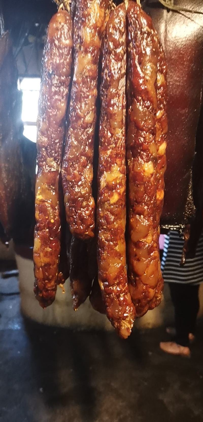 柴火熏制的苗家腊肉。