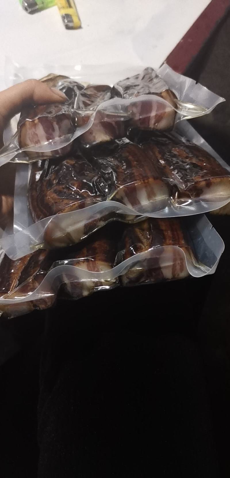 柴火熏制的苗家腊肉。