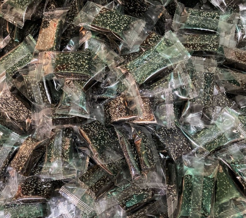纯手工制作，核桃芝麻糕，黑芝麻糕有核桃味，甜味，咸味