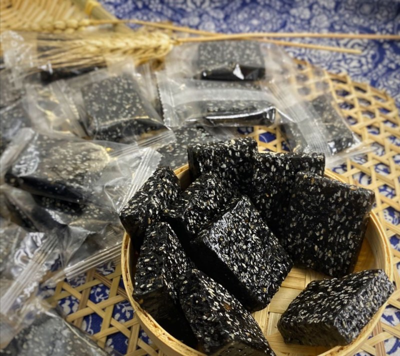 纯手工制作，核桃芝麻糕，黑芝麻糕有核桃味，甜味，咸味