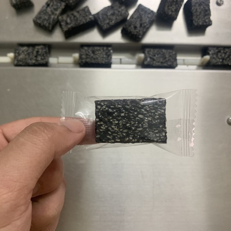纯手工制作，核桃芝麻糕，黑芝麻糕有核桃味，甜味，咸味