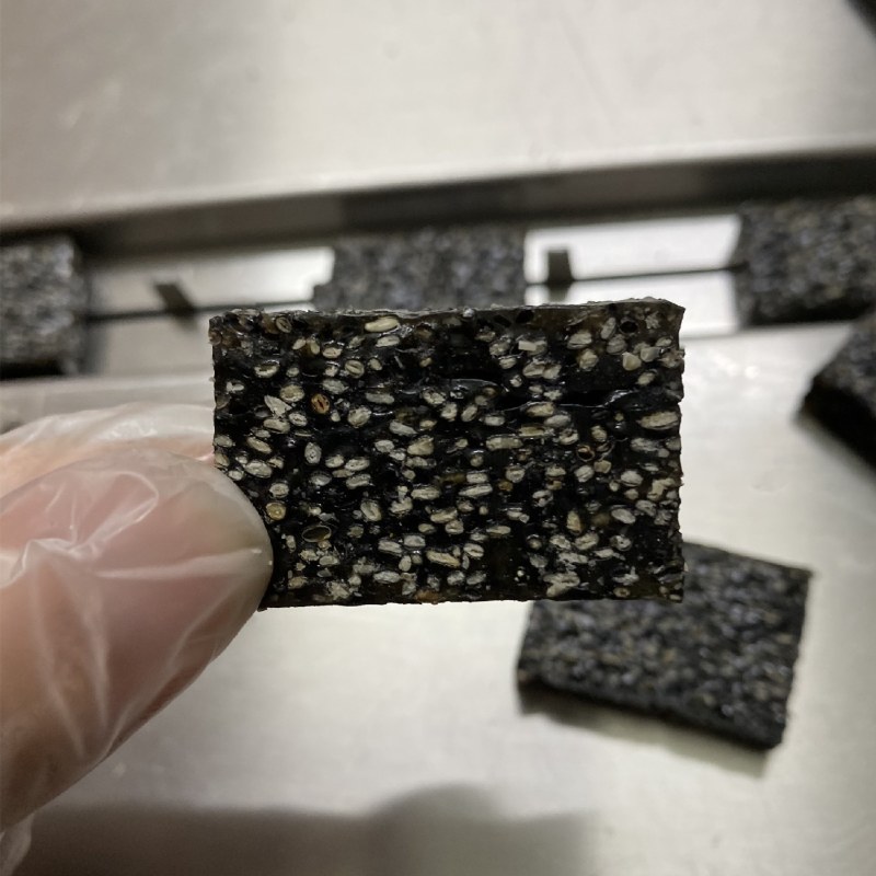 纯手工制作，核桃芝麻糕，黑芝麻糕有核桃味，甜味，咸味