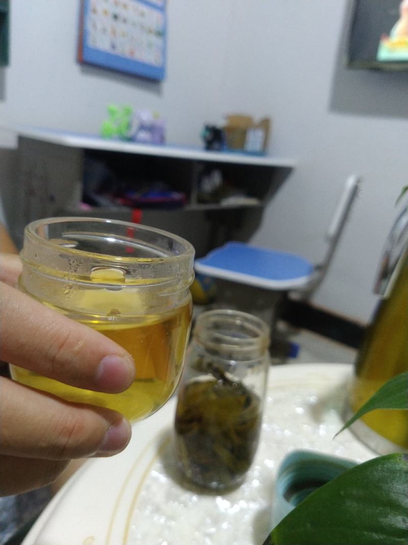 云南普洱茶古树茶单株。纯手工制作润滑口感香甜，耐泡。