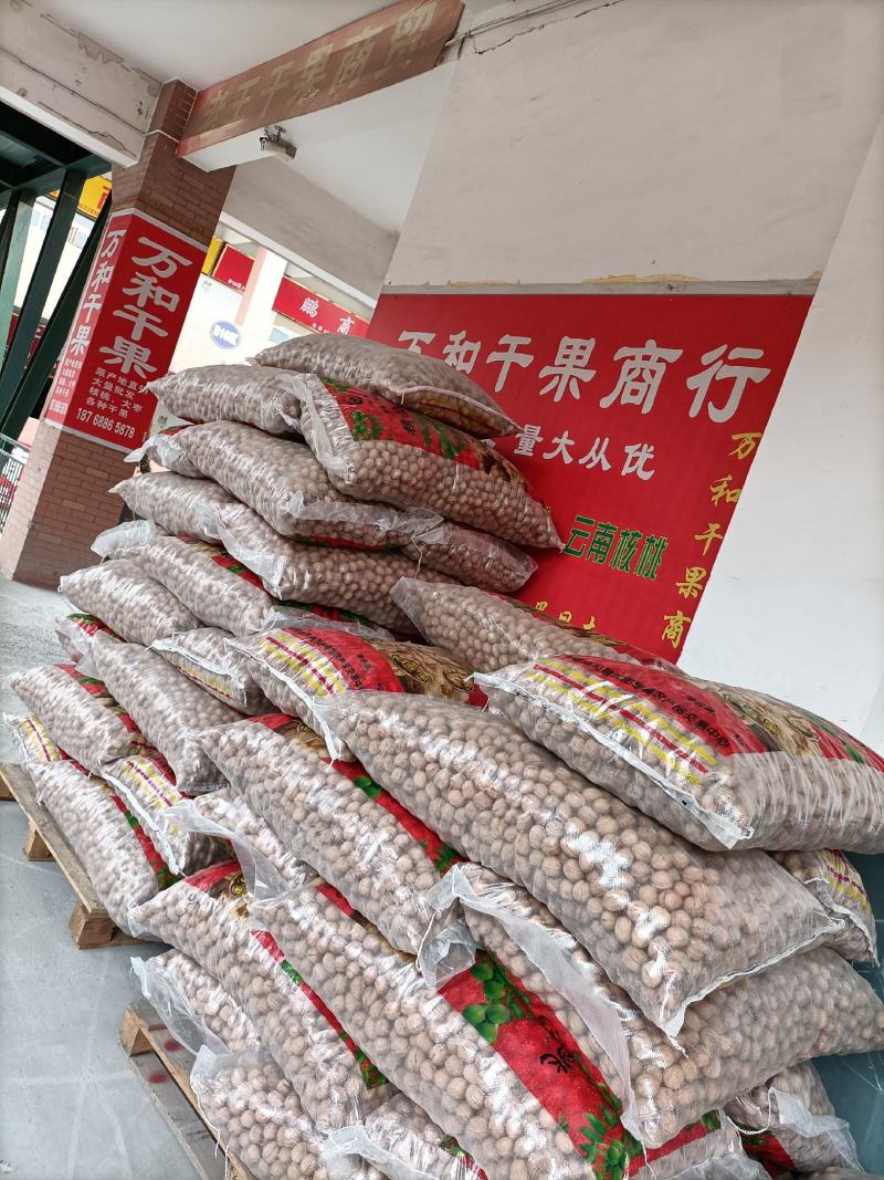 新疆正宗薄皮核桃，原产地收货！量大从优！颗颗精挑细选！