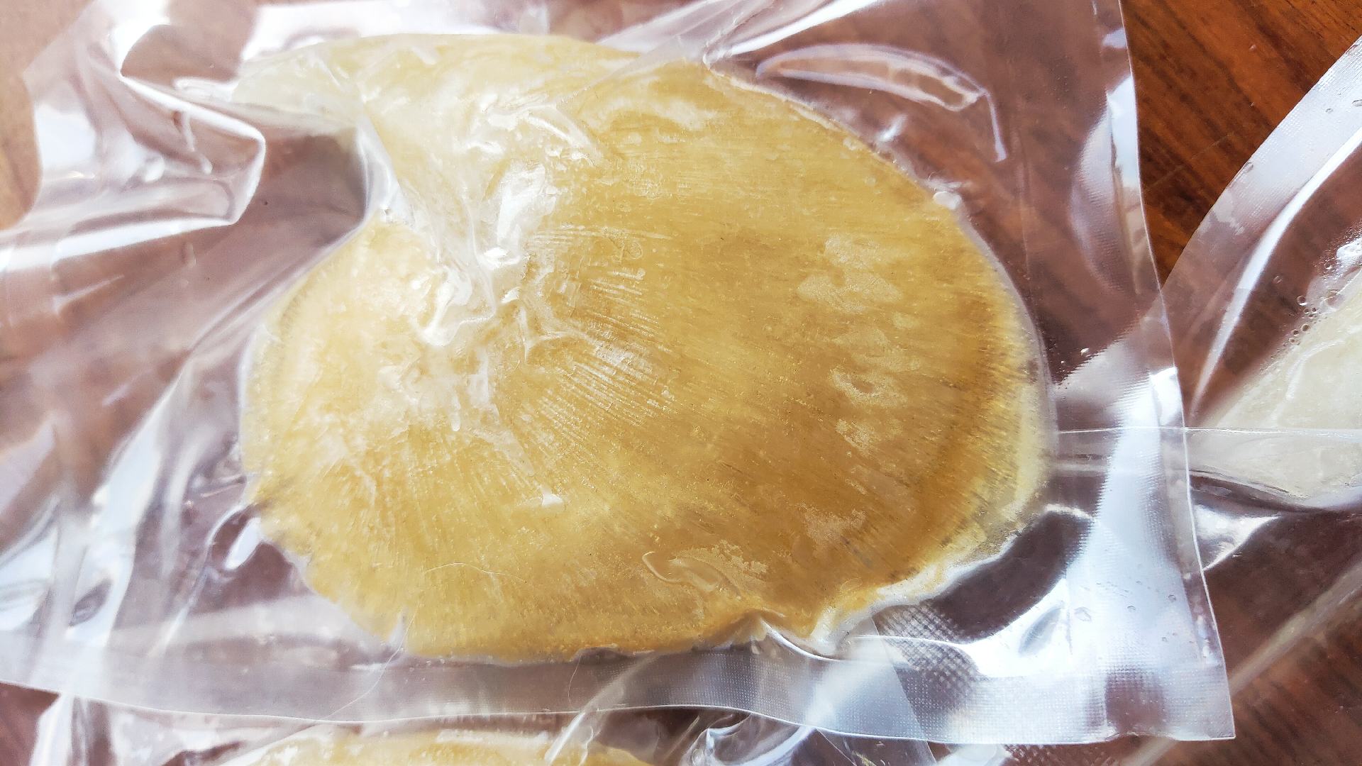 俯拍视角:透明餐盒分格盛放翠绿油麦菜炒蛋、糙米饭、番茄片;盒盖贴有手写标签'VD+VC+胆碱=每日护眼营养包';背景为实验室级营养成分分析仪显示屏,显示'叶黄素吸收率↑41%'实时数据,强化专业可信度 营养师手持油麦菜与鸡蛋制作的便当盒特写