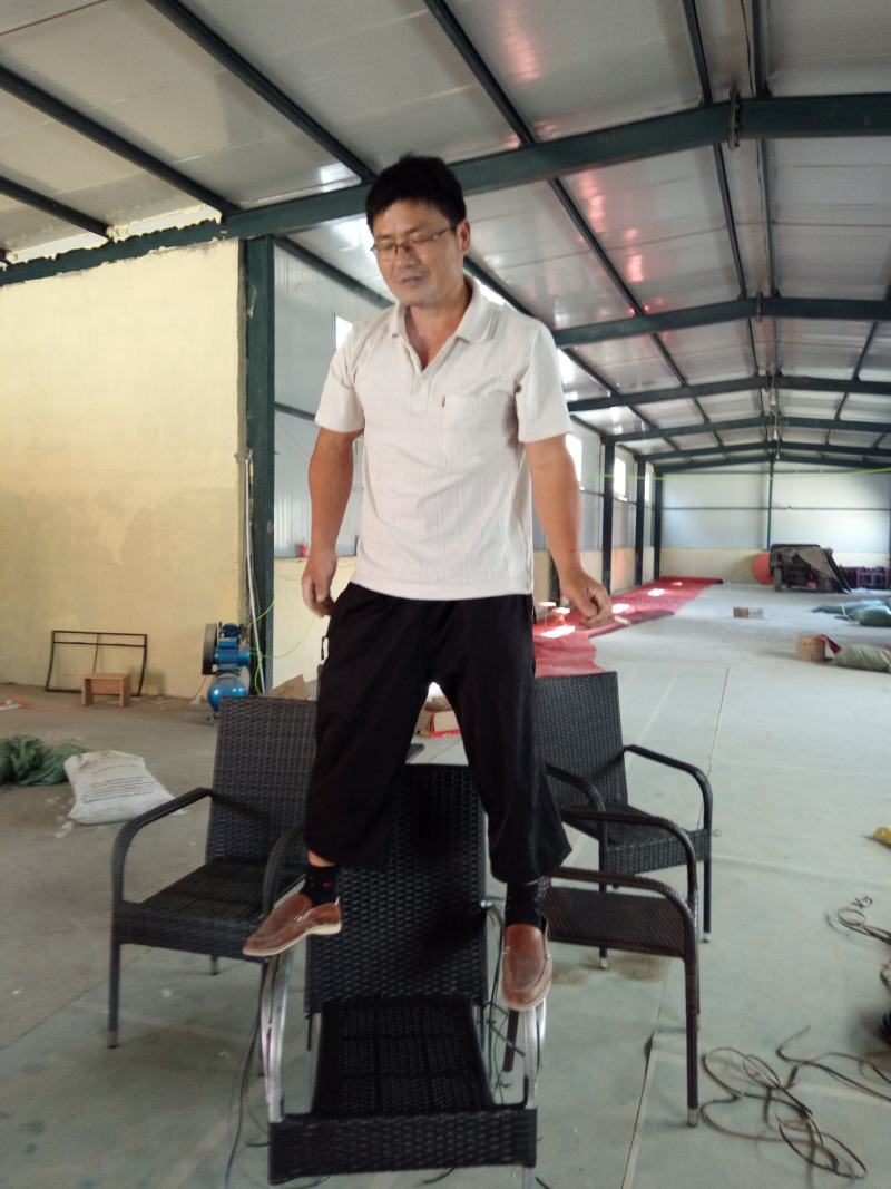 纯手工编制藤椅，无缝镀锌钢管骨架，环保材料仿制藤条