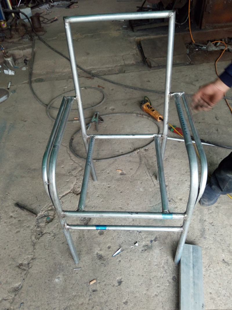 纯手工编制藤椅，无缝镀锌钢管骨架，环保材料仿制藤条