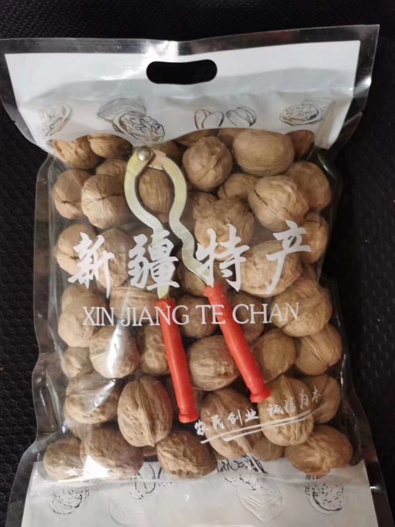 新疆正宗薄皮核桃，原产地收货！量大从优！颗颗精挑细选！