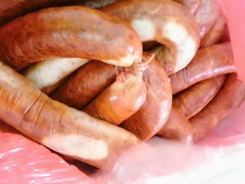 熏驴肠，自家熟制品加工厂加工，口感美味，色泽金黄