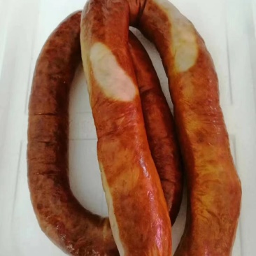 熏驴肠，自家熟制品加工厂加工，口感美味，色泽金黄