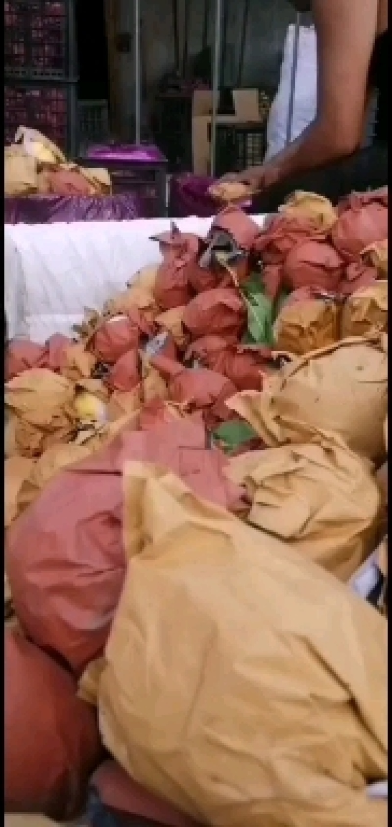 黄油桃九月开始下树的锦绣略有虎斑果质细腻口感甘甜耐储存
