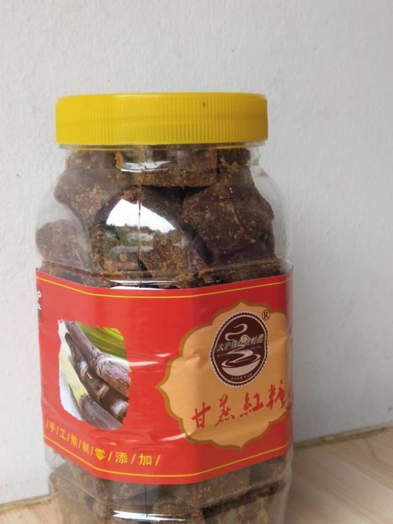农户自己种植甘蔗，柴火熬制的土红糖