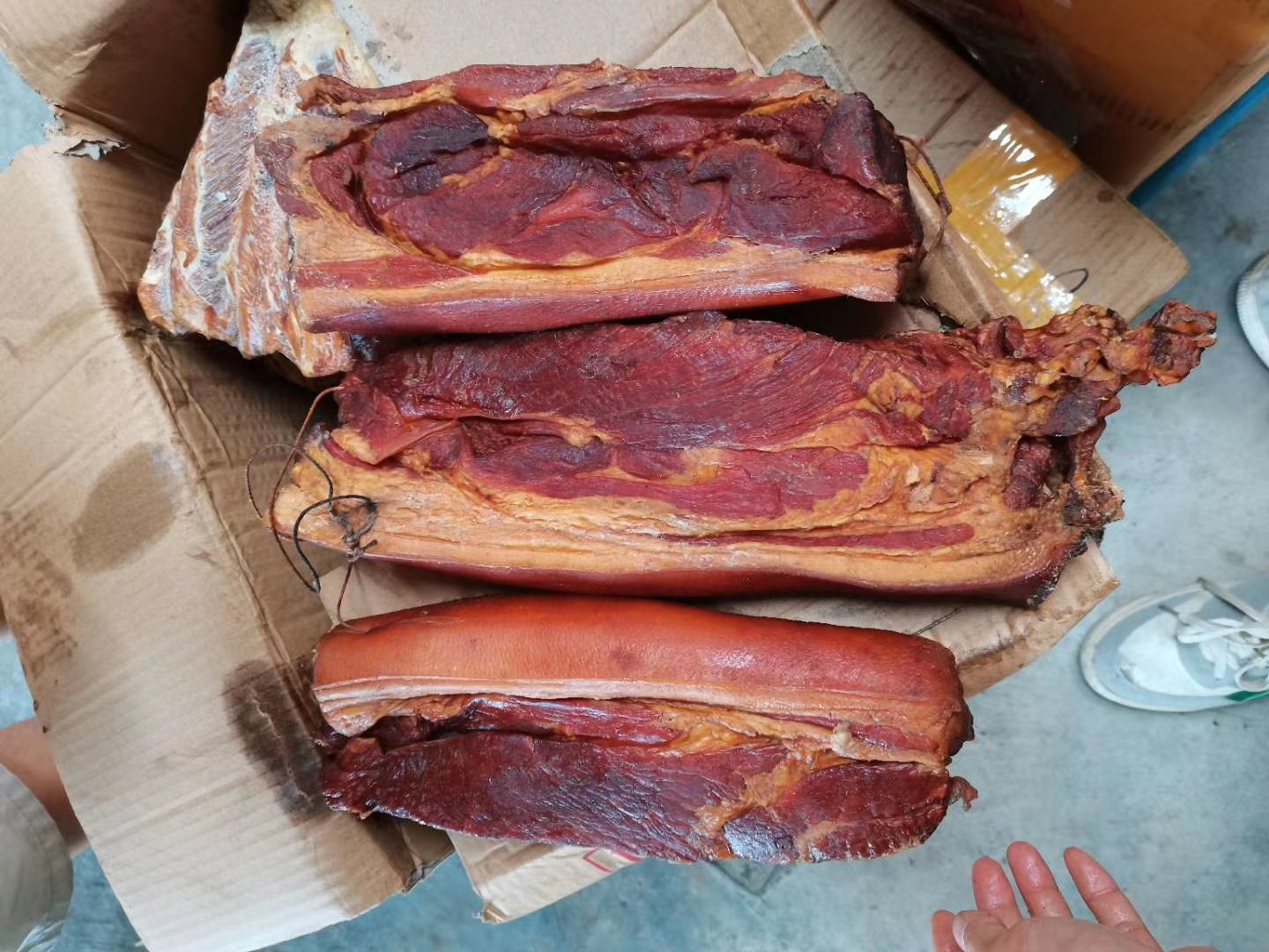 西芹与腊肉食材展示