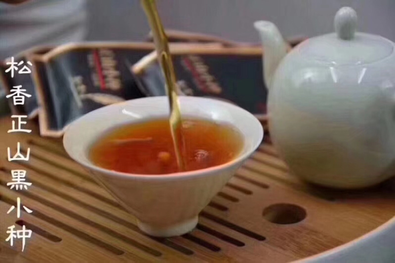 小种红茶甜香，汤含花香；甘甜醇和，挂杯香馥郁