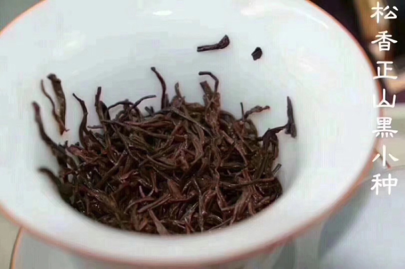小种红茶甜香，汤含花香；甘甜醇和，挂杯香馥郁