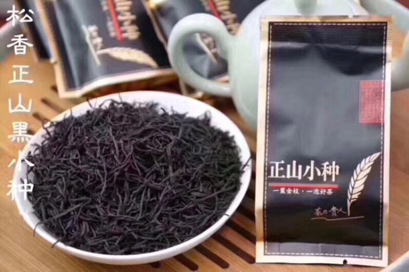 小种红茶甜香，汤含花香；甘甜醇和，挂杯香馥郁