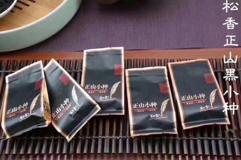 小种红茶甜香，汤含花香；甘甜醇和，挂杯香馥郁