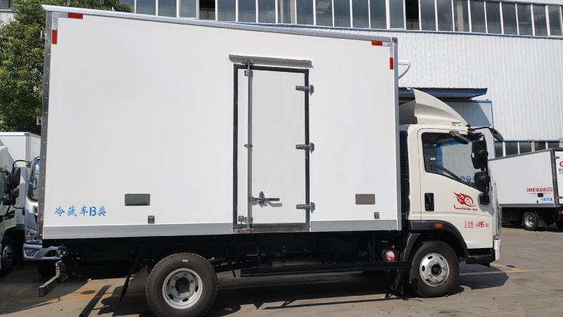 重汽豪沃国六160马力冷藏车