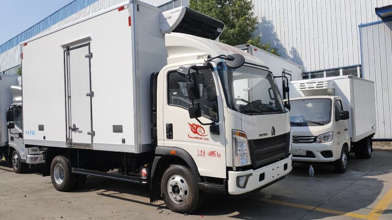 重汽豪沃国六160马力冷藏车