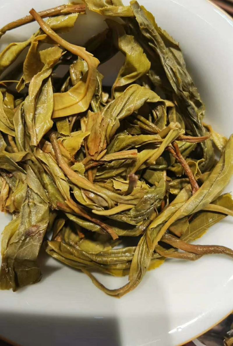 云南普洱茶古树茶单株。纯手工制作润滑口感香甜，耐泡。