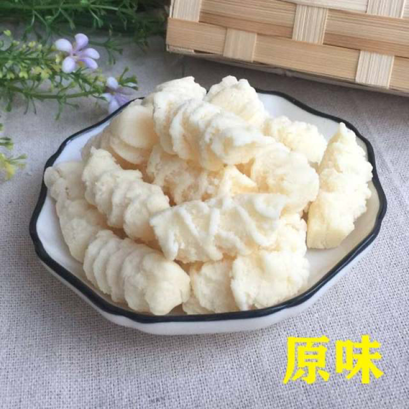 新疆奶酥，也称奶疙瘩，口感香甜，老少皆宜