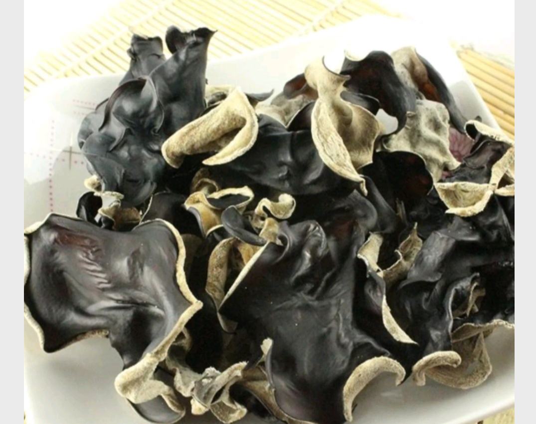 一张对比图表展示常见食用菌的嘌呤含量