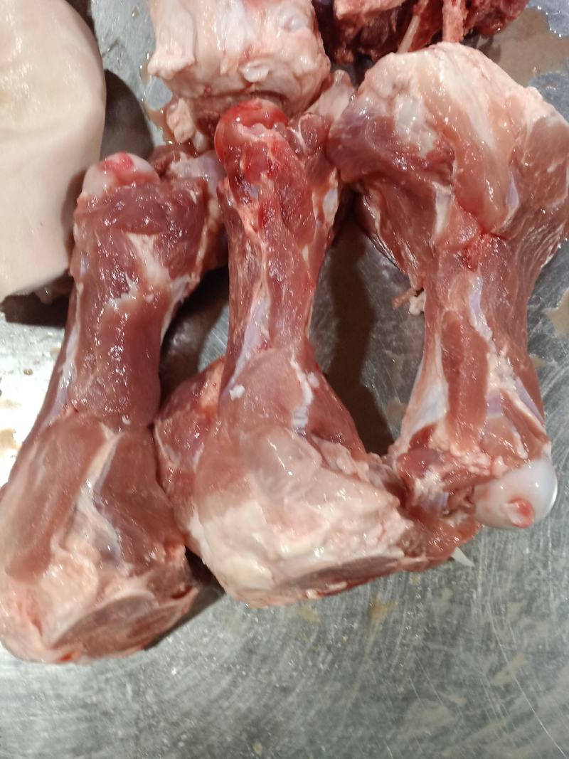 肉棒骨，百分之五十的肉，吃肉喝骨髓，前腿骨