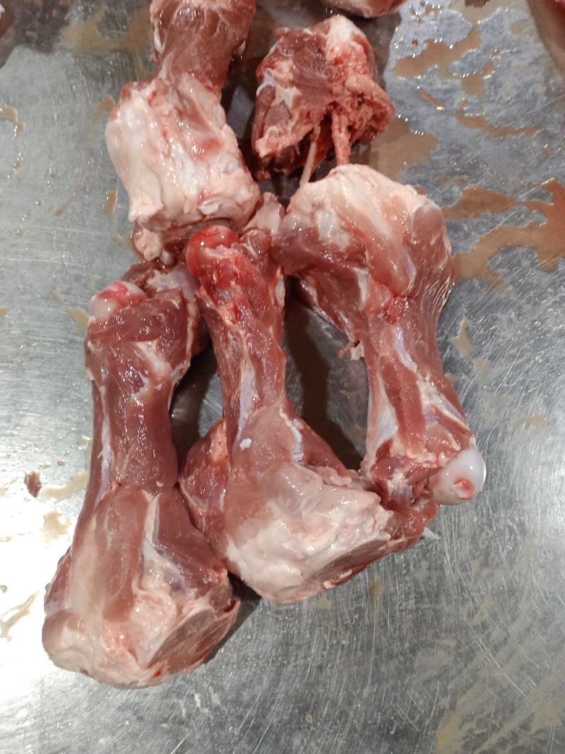 肉棒骨，百分之五十的肉，吃肉喝骨髓，前腿骨