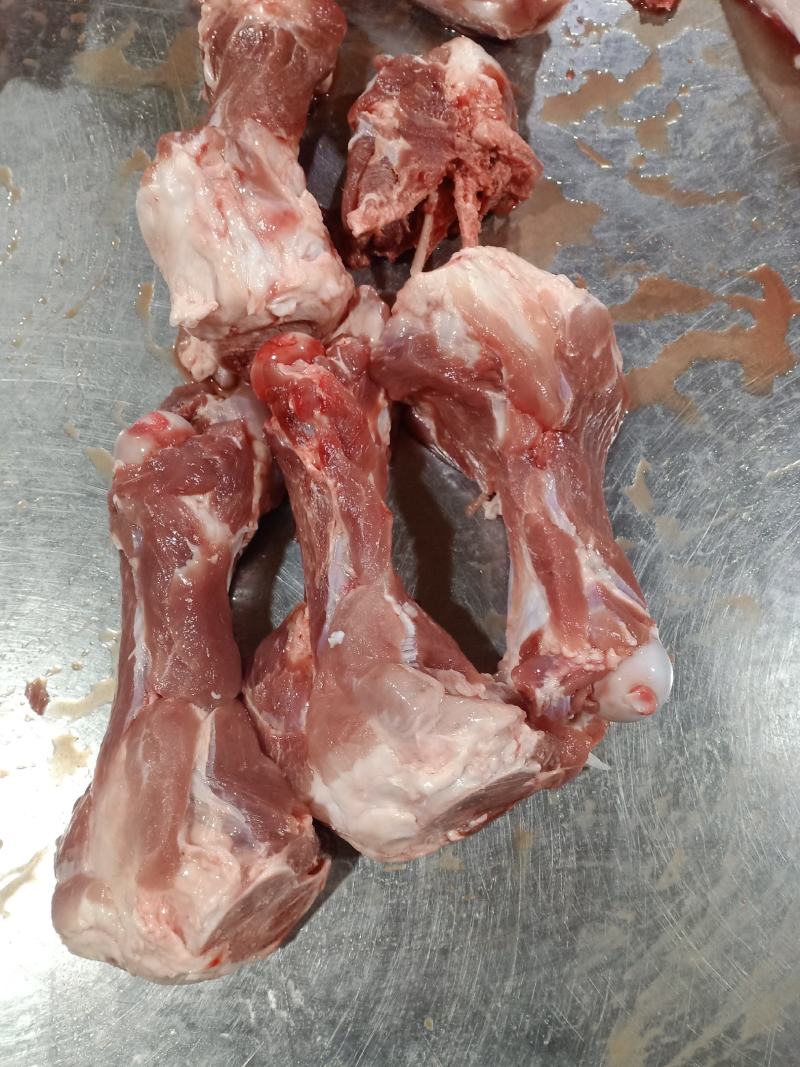 肉棒骨，百分之五十的肉，吃肉喝骨髓，前腿骨