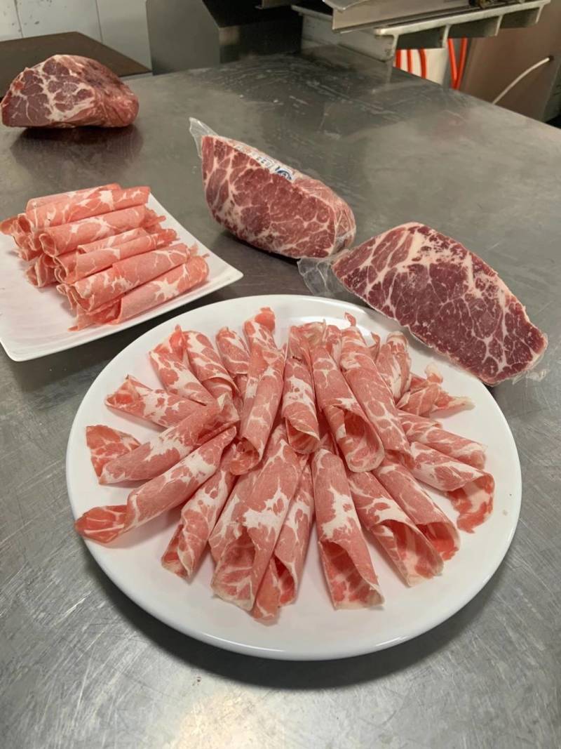 雪花牛肩肉，涮锅，烤肉，都不错，高毛利食材