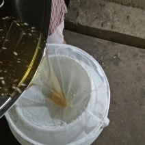 农家蜂蜜，纯度高，对身体好还美容，闻起香飘飘飘，找我不亏