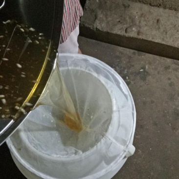 农家蜂蜜，纯度高，对身体好还美容，闻起香飘飘飘，找我不亏