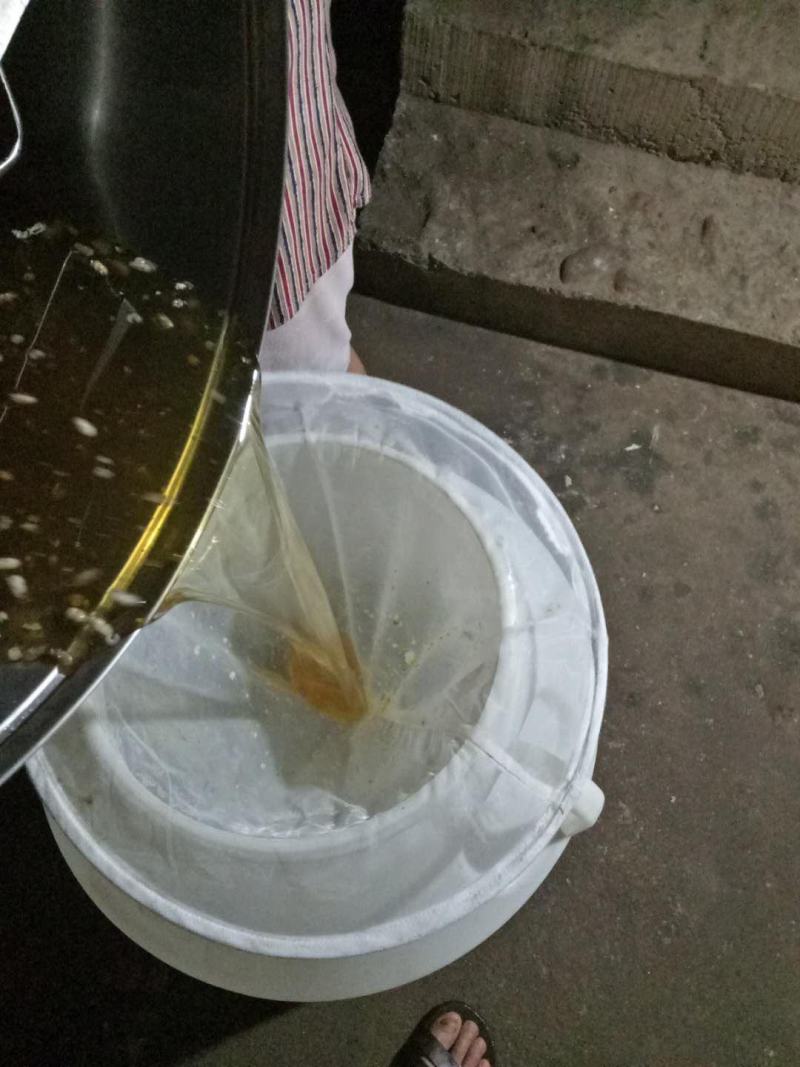 农家蜂蜜，纯度高，对身体好还美容，闻起香飘飘飘，找我不亏