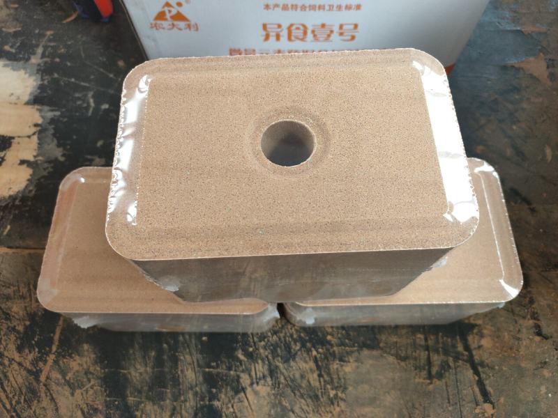 欢蓄高端产品牛羊舔砖，安企业标准生产新设备1000吨压力