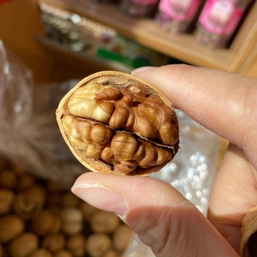新疆纸皮核桃熟核桃，奶香味道和五香味道两种