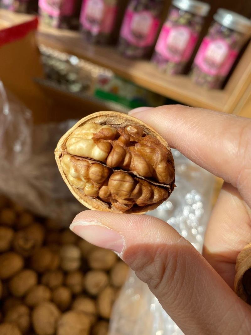 新疆纸皮核桃熟核桃，奶香味道和五香味道两种
