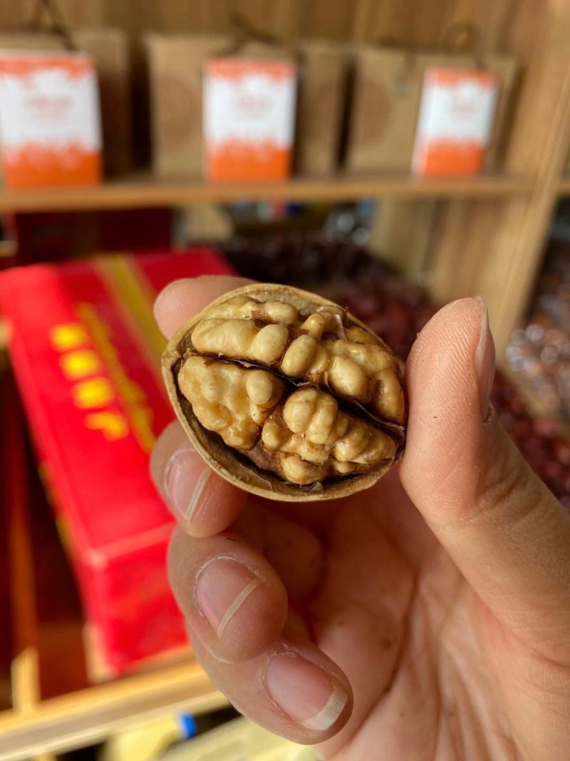 新疆纸皮核桃熟核桃，奶香味道和五香味道两种
