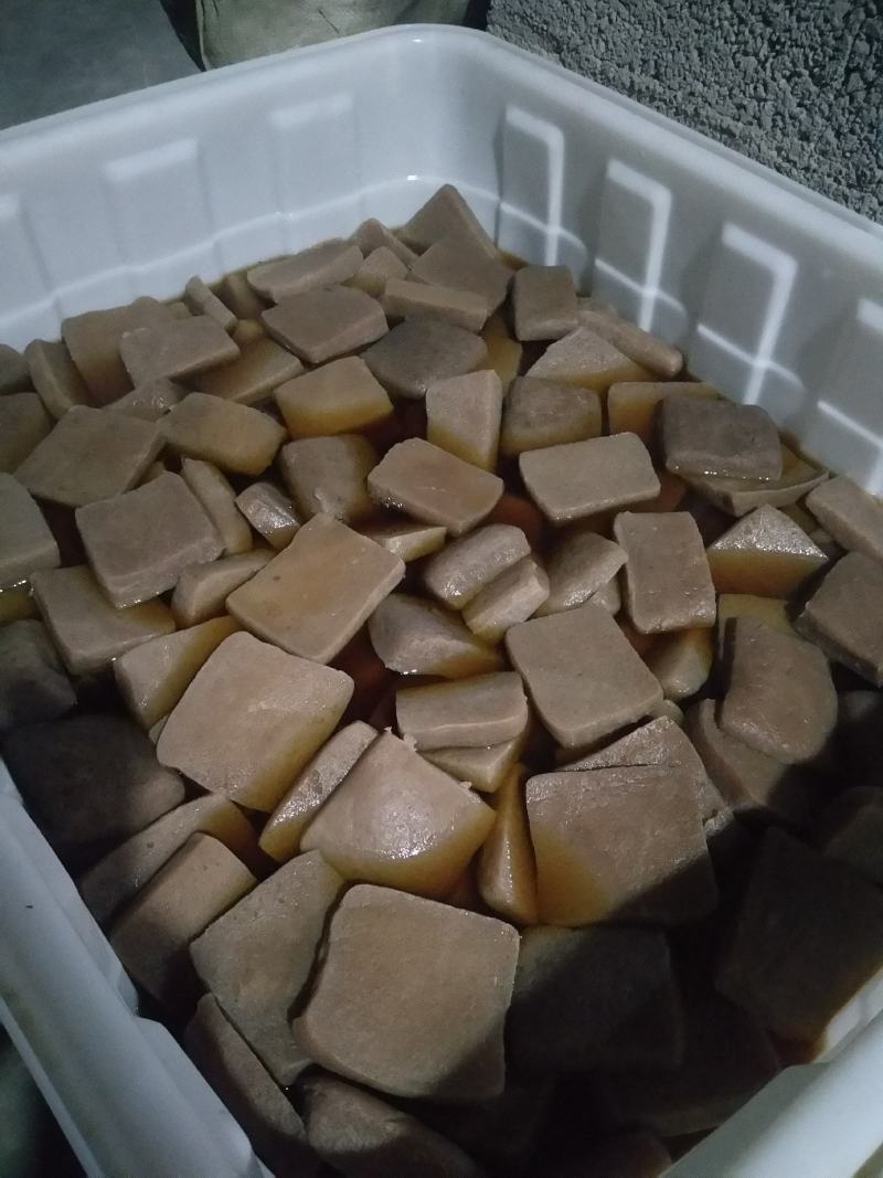 正宗手工柴火土魔芋豆腐，颜色纯正，味道鲜美，