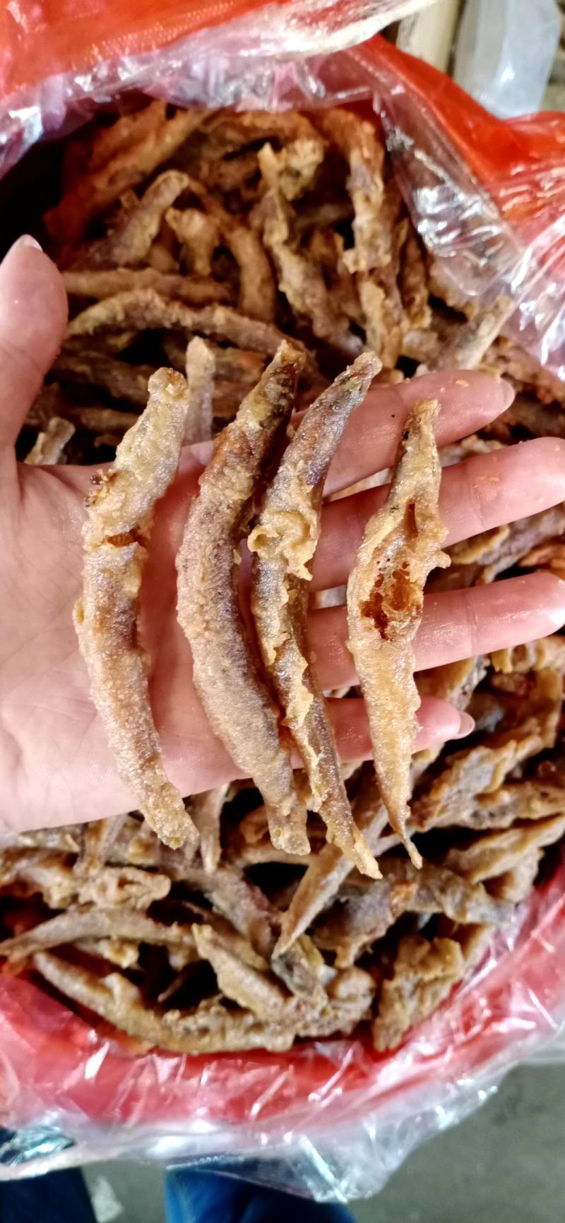 粉炸泥鳅干，又香又脆…～
