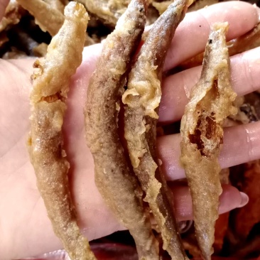粉炸泥鳅干，又香又脆…～