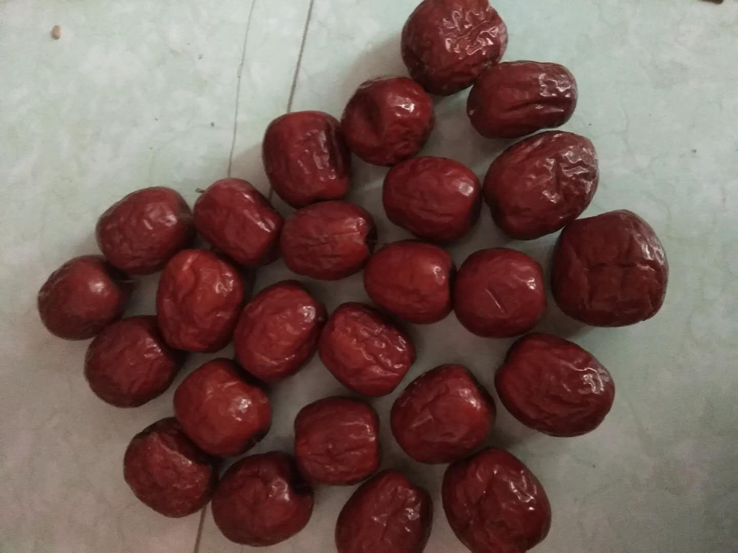 展示雪梨、川贝母、冰糖、红枣等食材整齐摆放的图片 雪梨和川贝母炖汤所需食材展示图